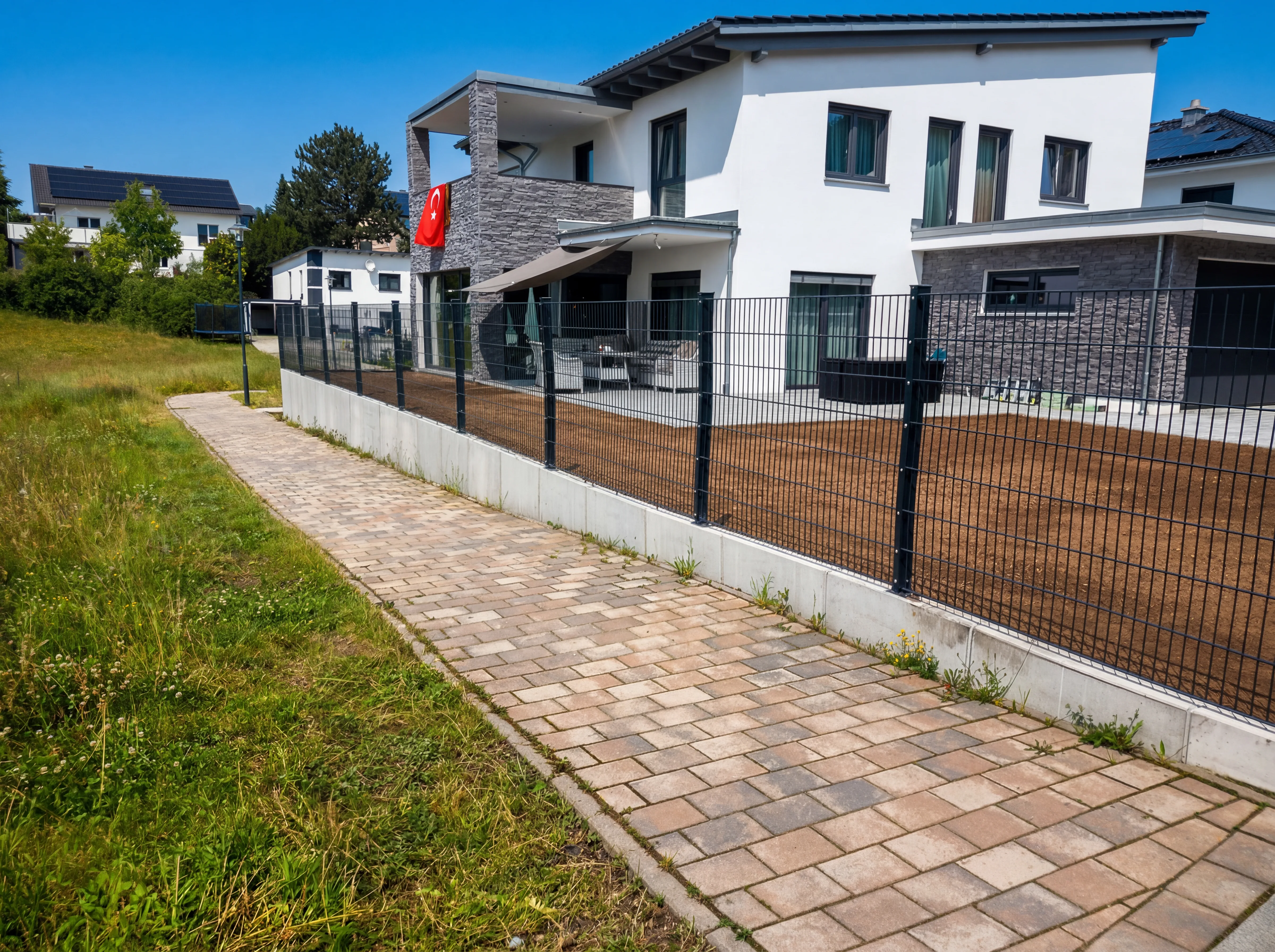 Moderner Sichtschutz aus Holz und Aluminium