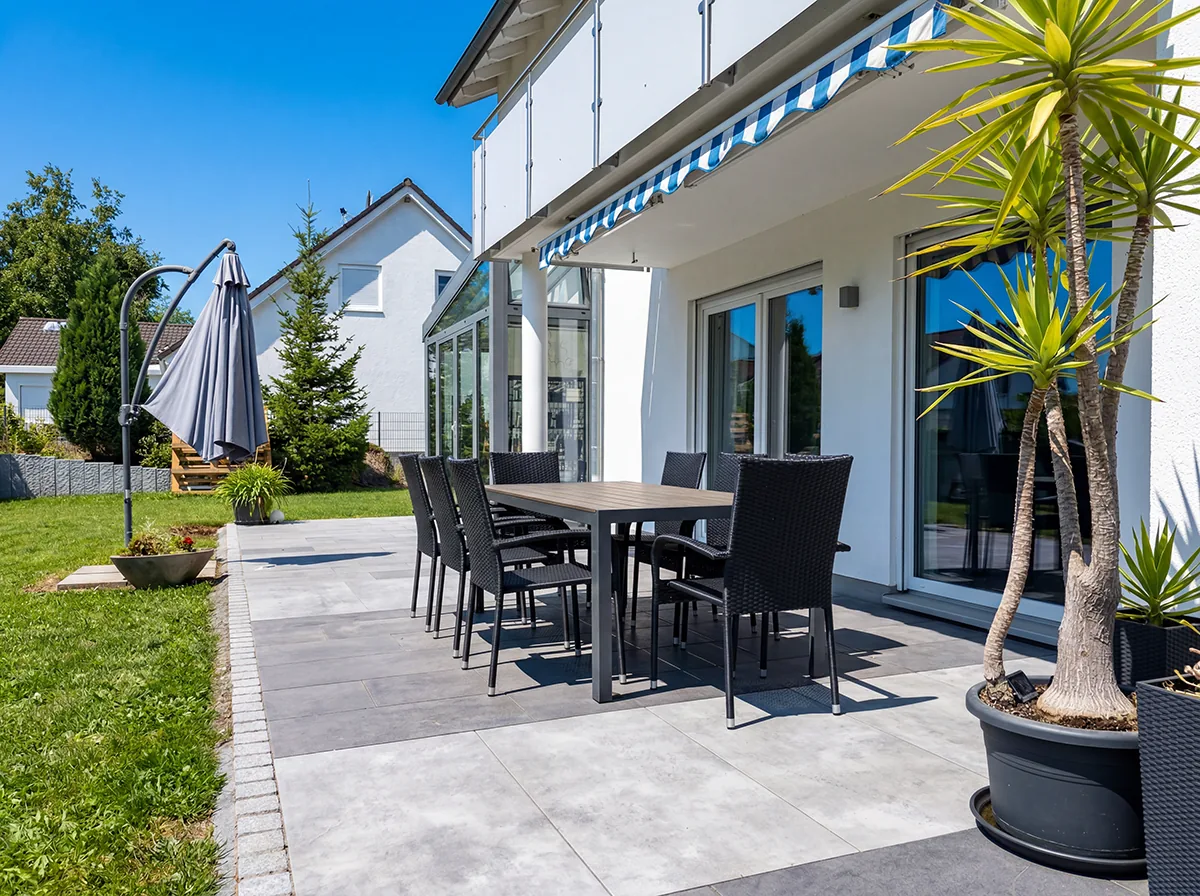 Fertige Terrasse mit Plattenbelag