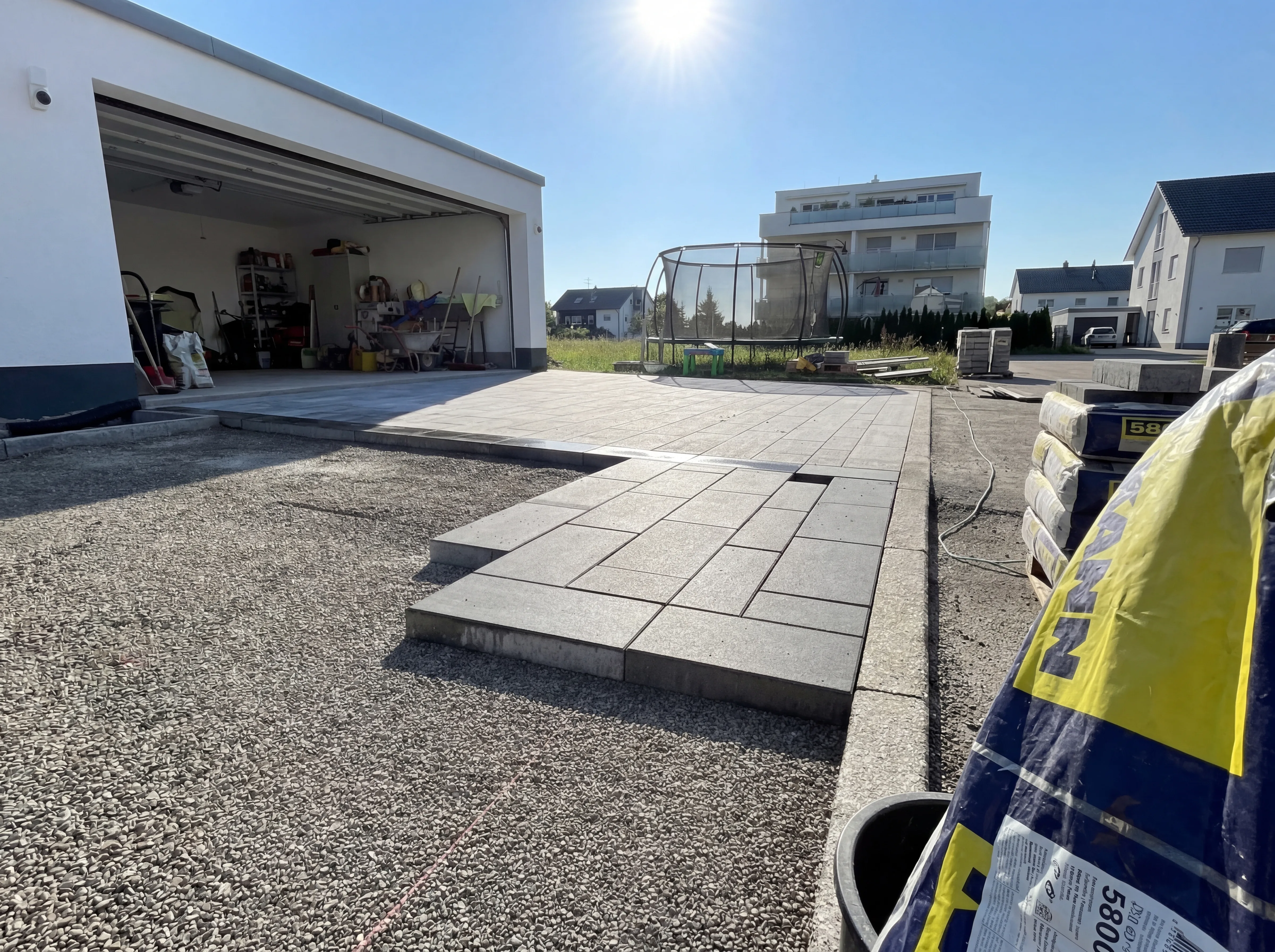 Fertiggestellte Außenanlage mit Terrasse und Pflasterung in Oberndorf